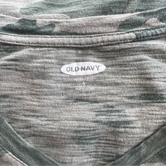 Old Navy Green Camo Print V Neck T-Shirt - Picture 6 of 6